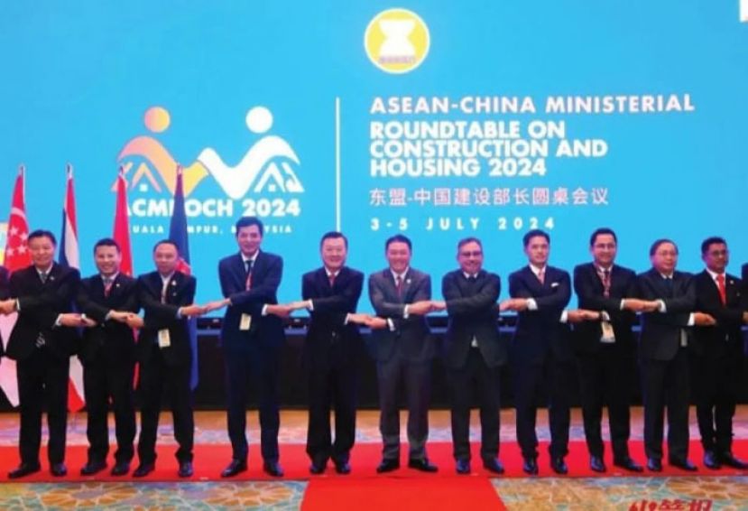 出席东盟-中国建设部长圆桌会议的部长合影。