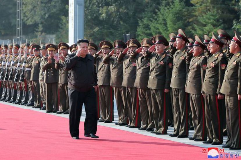 朝鲜领导人金正恩视察第二军团。