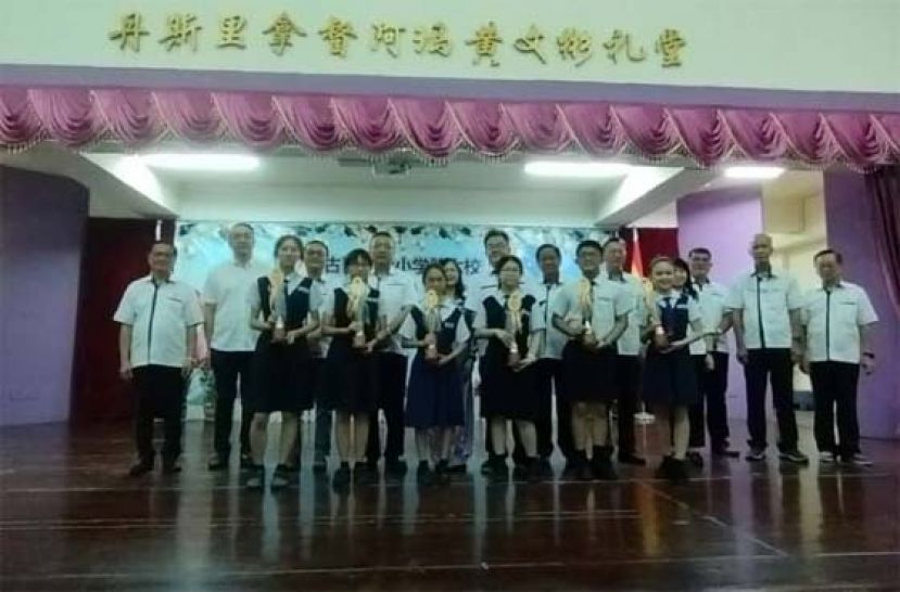 获得2022、2023 年度各大奖项的学生和校董以及校长的大合影。