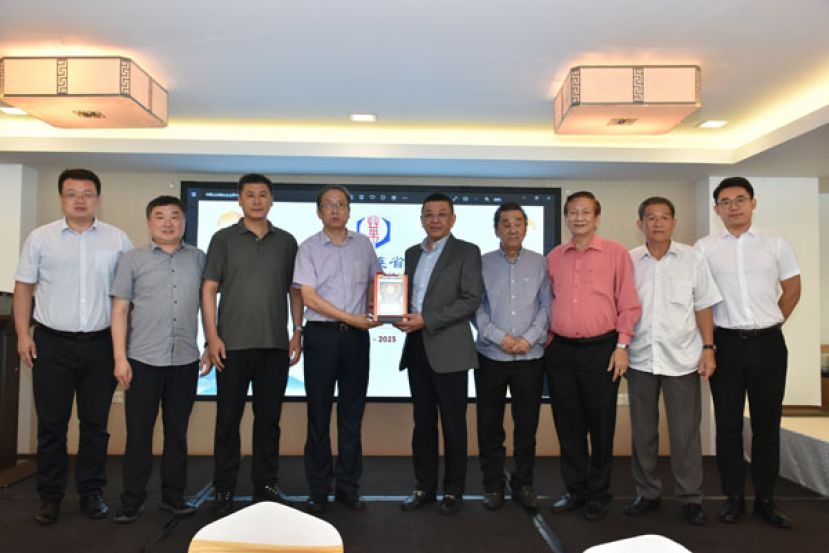 晋汉连省华总会长拿督黄良杰（右五）赠送纪念品予烟台市商务局副局长赵新志（左四）。左一起为烟台市商务局综合科科长臧日平、徐骏、烟台三站批发交易市场服务中心副主任葛武。右一起为烟台市上午局外贸科副科长朱建霖、晋汉连省华总秘书长林亚德、晋汉连省华总署理会长拿督王长福、晋汉连省华总执行顾问黄张金发。
