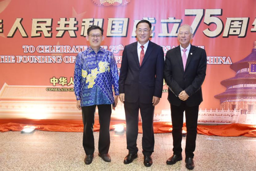 砂旅游、创意产业及表演艺术部副部长（旅游）拿督陈超耀（右）及北市市政委员薛华东（左）与中国驻古晋总领事邢伟平（中）合照。