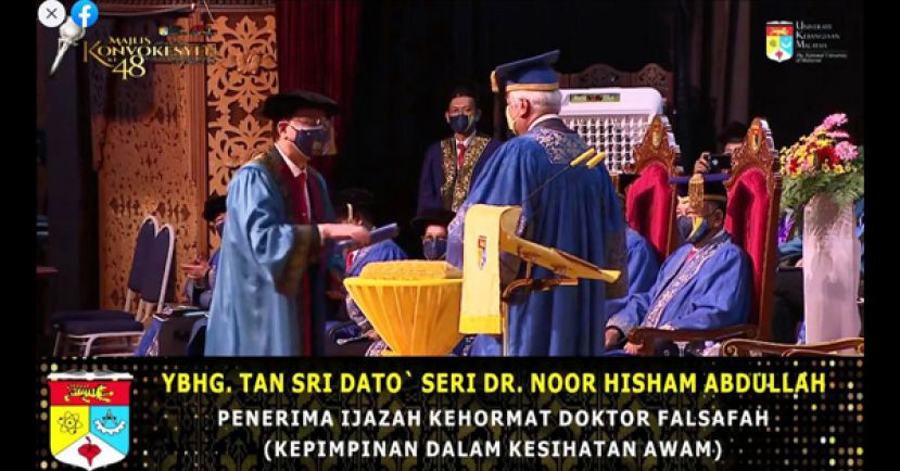 诺希山（左）从端姑慕里兹殿下手中接过国大公共卫生领导荣誉博士学位。