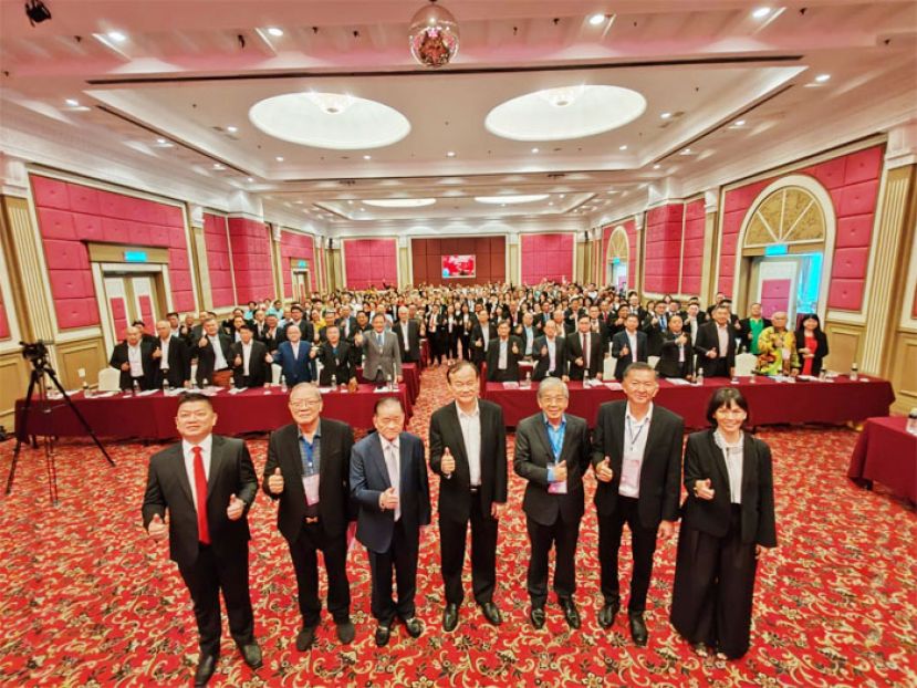 大会前合影，站在前方的是主要领导和大会主宾。左起分别为青年团团长苏騰逸、秘书刘錦虎、总會长拿督斯里刘为强太平局绅、主宾倪可汉律師、署理会长拿督董仕星、彭亨福州十邑會馆会长夏福利及妇女组主任拿汀斯里苏秀燕。