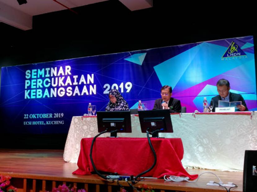 内陆税收局古晋分局局长沙威格利（中）主持讲座会时摄。