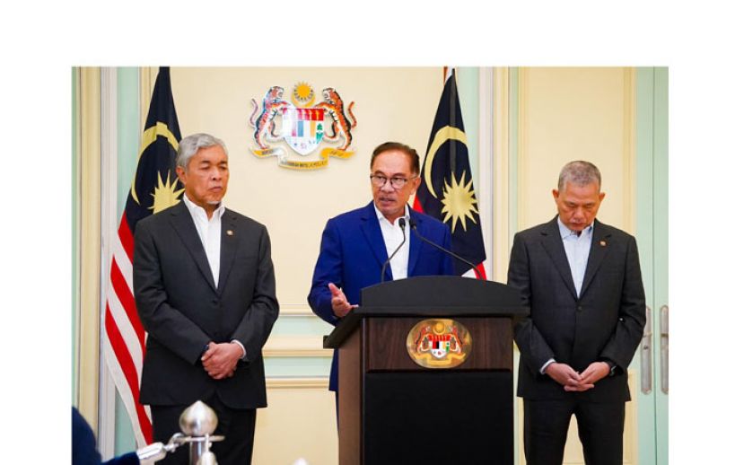 首相安华(中)召开新闻发布会。左为阿末扎希和法迪拉(右)。