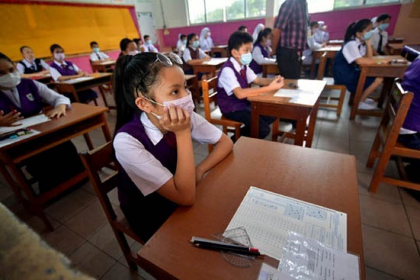 小六检定考试考生戴着口罩应考。