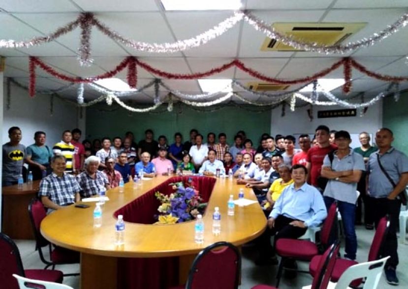 燕农们与诗巫乌驿路民众联谊会理事在交流会上合影。中坐者;为诗巫乌驿路民众联谊会主席吴松花, 右为;本固鲁黄家新。