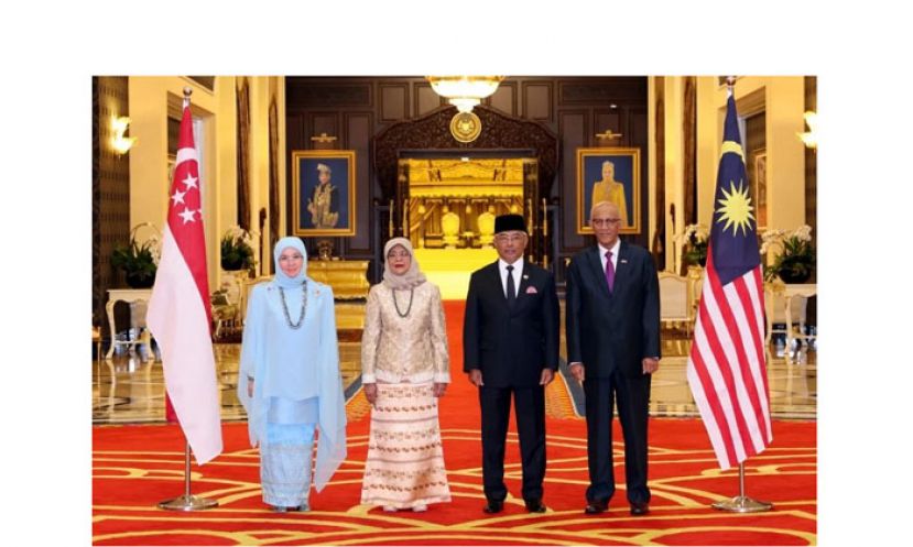 国家元首苏丹阿都拉（右二）与新加坡总统哈莉玛（左二）、元首后东姑阿兹莎阿米娜（左一）以及哈莉玛丈夫阿都拉（右一）合影＝。