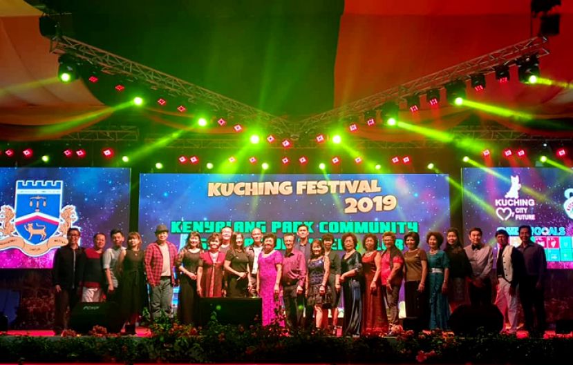 肯雅兰园民众联谊会乐龄俱乐部配合古晋节，在会长本固鲁陈兴枝（左12）带领一行部友们，前晚于水上舞台献艺，让台下观众听得陶醉。