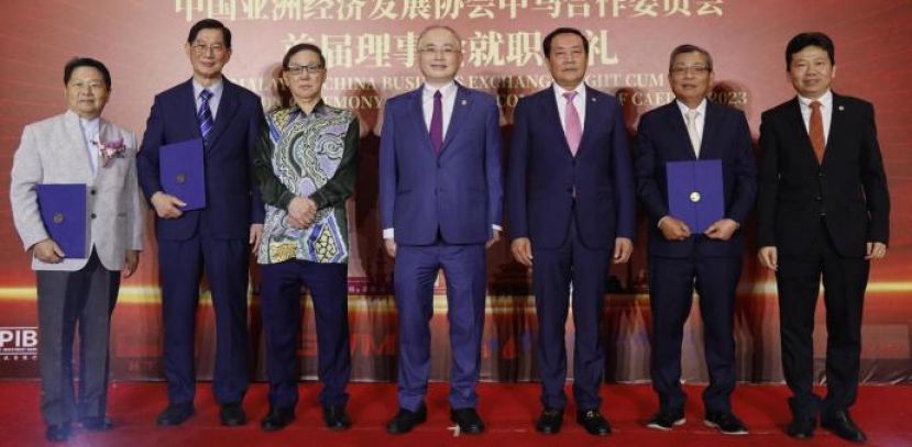 魏家祥（中）见证亚经协中马合作委员会颁发聘任状后，与嘉宾合照。左及右分别为柴玺及赵光明；  左三为杨德胜。