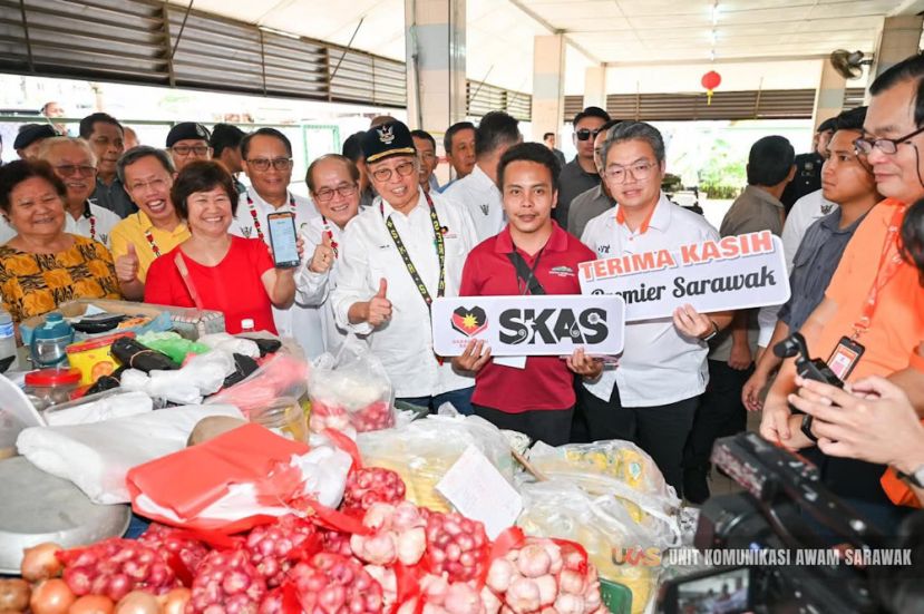 砂总理拿督巴丁宜阿邦佐哈里巡视西连菜市场与消费者及小贩合照。