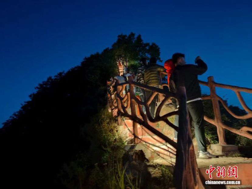 游客正在夜爬。