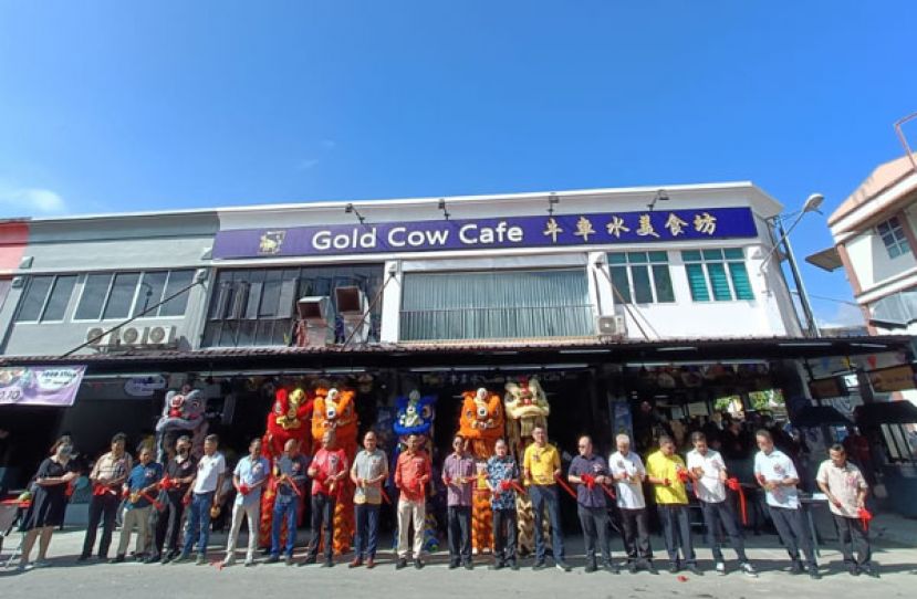 世福执行总会长拿督斯里刘为强太平局绅（右八）、号东蔡传伟（左十）与傅凯威（左六）及天猛公拿督陈如飞（左十一）嘉宾们联合剪彩。