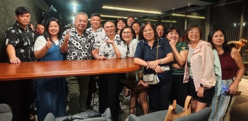德记控股私人有限公司董事长李晋德（左三）、谢玶豪校长（左四）及全体现任和荣休校长合影于聚餐晚宴上。