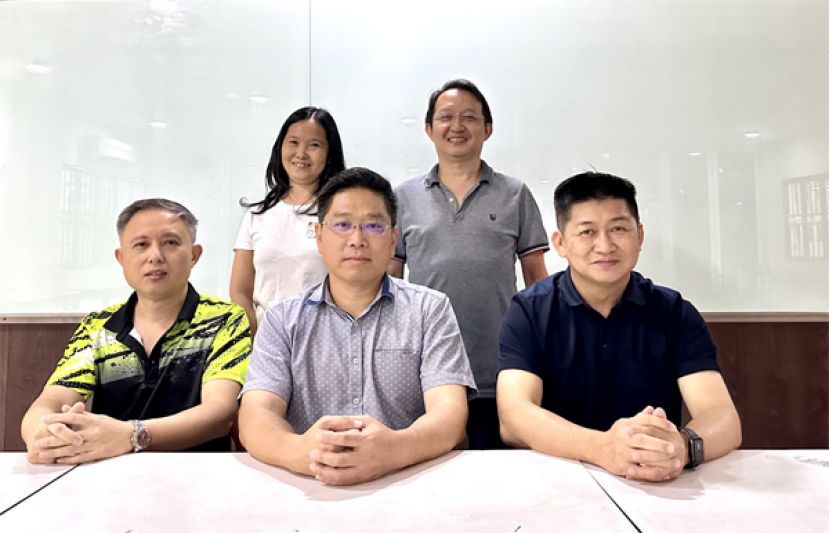 砂蔡氏公会主席蔡岷谷（前左二）教育主任蔡明龙丶（前右一）与审核小组成员，包括副教育蔡枚利（前左一）丶英文秘书蔡秋智（站者左一）及副总务蔡慧星（站者右一）合影。