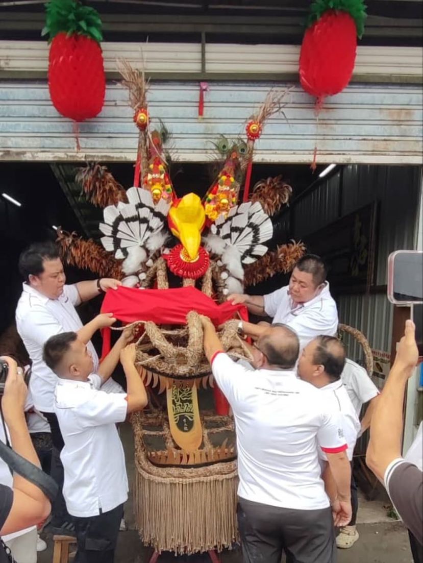 香火龙封眼仪式进行时影。左为联兴武术协会会长陈志财，右为该协会理事陈志山。