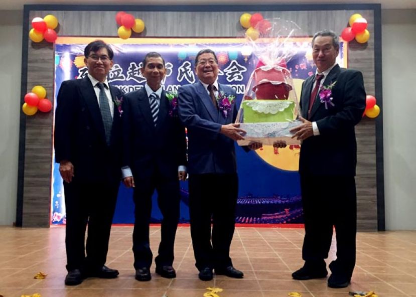 公长邓子庆（右一）移交纪念品予拿督邓伦奇（右二）时摄。左起;为筹备会主席邓秋堂及总赞助人邓全年。