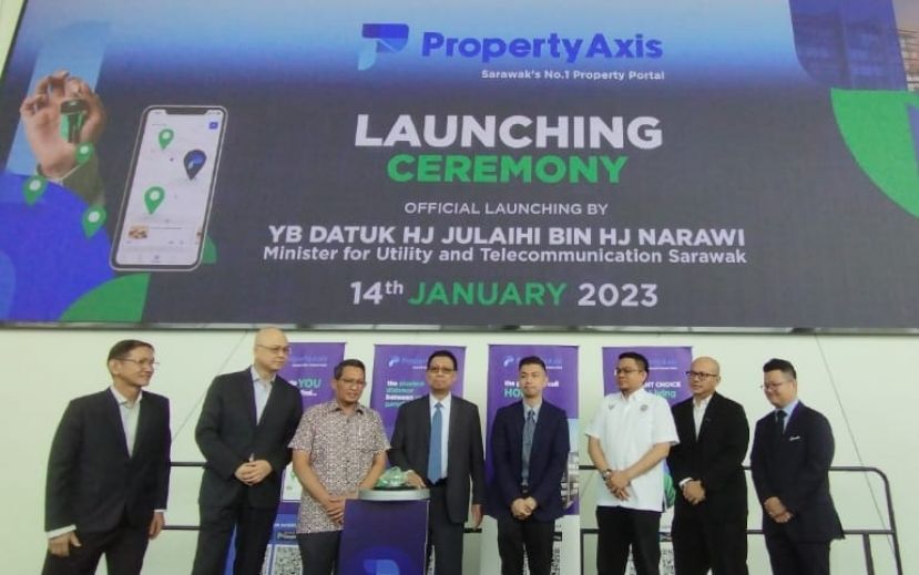 砂公用事业与通讯部部长拿督朱莱希（左四）为 Property Axis 门户网站主持启动仪式时影。