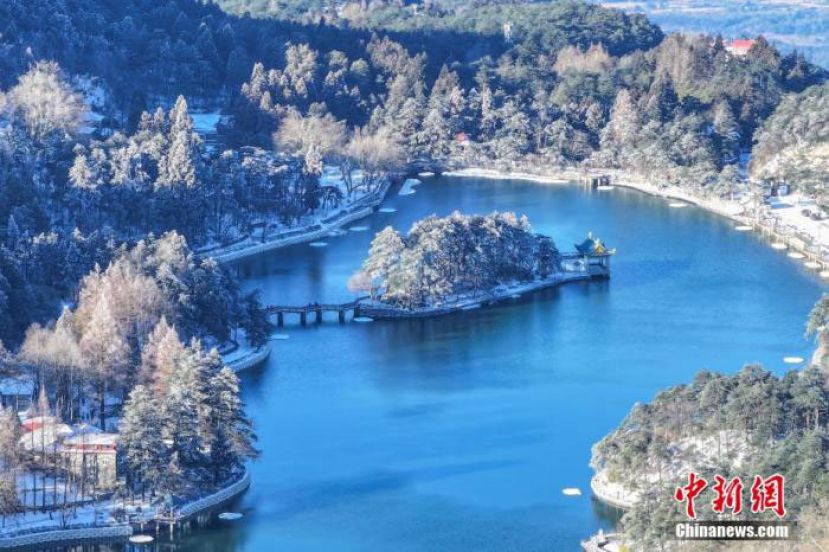 航拍江西庐山雪后银装素裹，宛若冰雪童话世界。