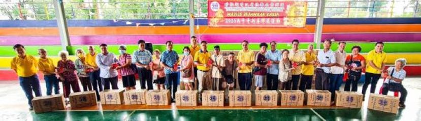 紫辉阁丙午新春佈施活动于十哩巴达旺雨盖球场举行派发佈施礼盒及红包，由峇都吉当州议员拿督罗克强(右十一)及当地社区领袖联合主持移交仪式。左一起为紫辉阁总务彭国良，左二为副阁长李勇录、林顺昌（左五）、龚财源（左六）、龚发信（左八）、拿督蔡传伟（左十）、阁长蔡岷谷（左十一）、天猛公拿督陈如飞（右九）、本固鲁林应发（右七）、甲必丹黄振荣（右六）、甲必丹林应国（右四）及庄育华市议员（右二）。