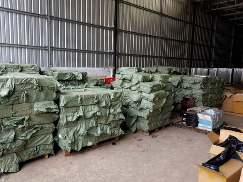 青色麻袋内装有走私烟酒。