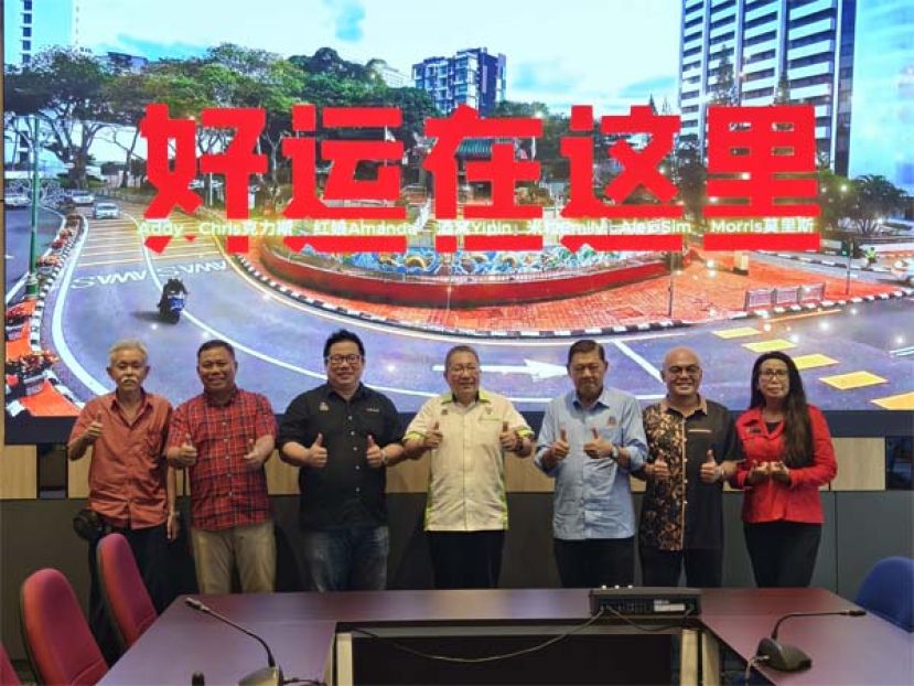 为《2026年农历新年音乐影片--好运在这里》主持推介礼时影。