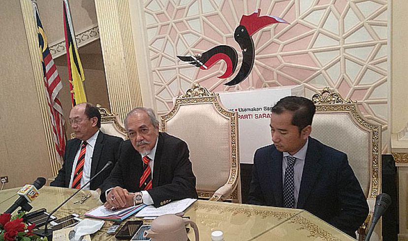 砂州议长拿督阿玛阿斯菲雅(中)向媒体发言神情。