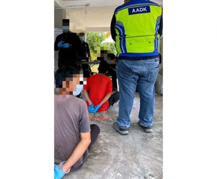 6名涉及吸毒的男子被带回反毒机构调查。