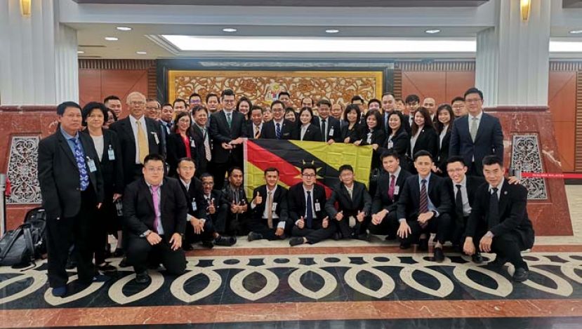 砂行动党约50名党员干部赴国会，共同见证宪法修正案。