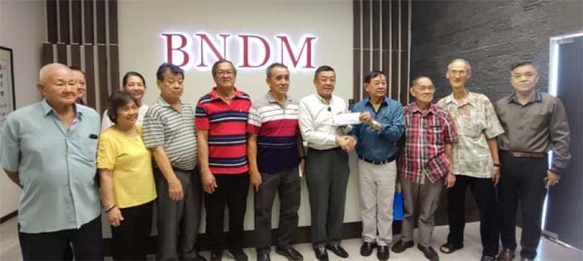砂拉越贩商联合总会会长温进良（右4）将备忘录移交予砂拉越华人社团联合总会总会长拿督黄良杰时摄。
