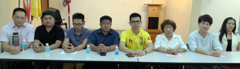 黄乔伟（左1）与都东支部青团团长田俊发及妇组主席邱绣淇（右4及3）及执委在新闻会上。