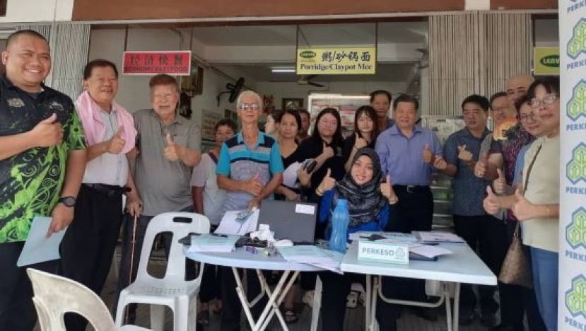坊间社险福利觉醒推手甲必丹蔡枂蓉（右2起）吴豪忠、薛华东、许义华、江宗兴；左2起为陈中兴、黄松熙等人在宝光村社险所设服务柜台。