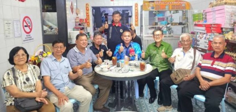  柔佛州文化圈代表团拜会古晋缤纷文化庆中秋大会会长甲必丹林传政（左5）及北市行政委员薛华东（左6）。左3起宣教陈中兴、黄健成哲学博士等人。