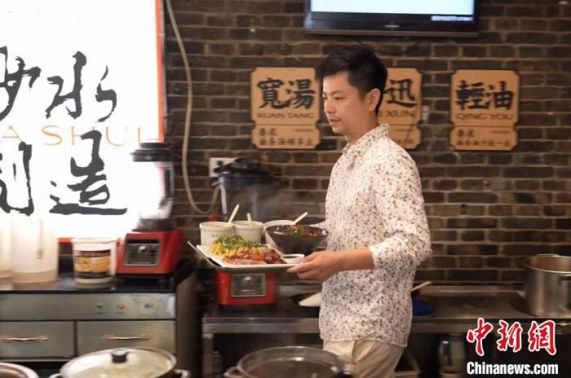 湖南长沙市中心繁华的白沙路上，有一家经营了几十年的粉面老店&ldquo;民间沙水&rdquo;。香港&ldquo;老板&rdquo;许世钦会在忙碌时亲自上阵帮忙。