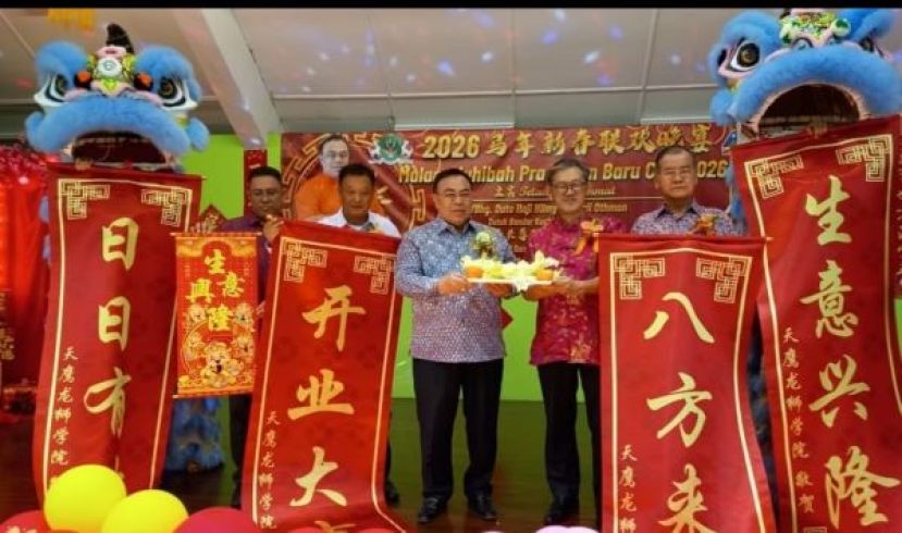 主宾北市市长希尔米（左3）与盐材港睦邻守望委员会主席薛华东（左4）共同接过舞狮采青。右为特别嘉宾郑文新；左起是北市官员苏莱曼、筹委主席廖永强。