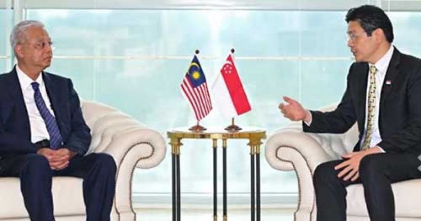 ●首相拿督斯里依斯迈沙比里(左)与新加坡副总理黄循财(右)举行会谈。