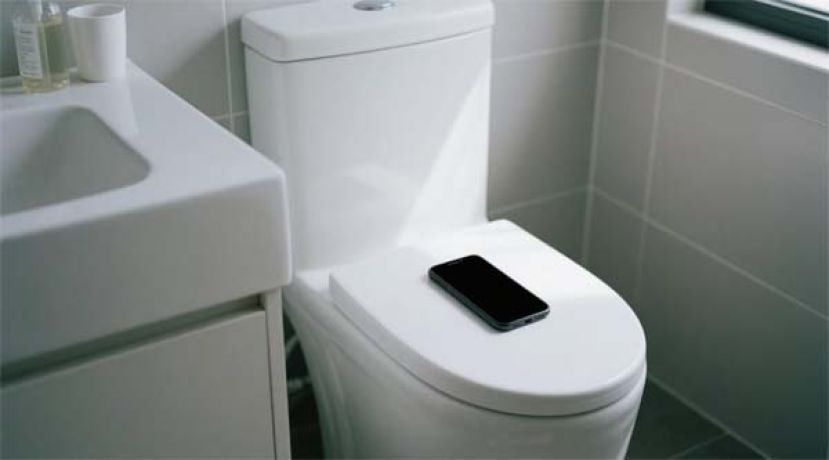 专家：坐马桶上刷手机，患痔疮几率增46%。