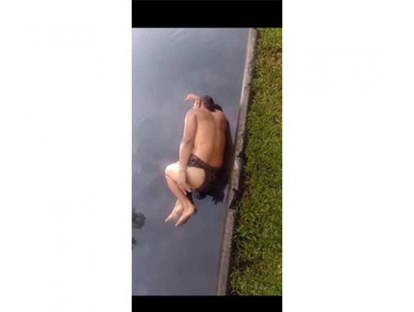 &ldquo;怪咖&rdquo;躺在马路积水除&ldquo;逍遥&rdquo;。