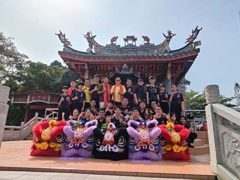 古晋辉煌龙狮体育社办五头新狮点睛开光仪式
