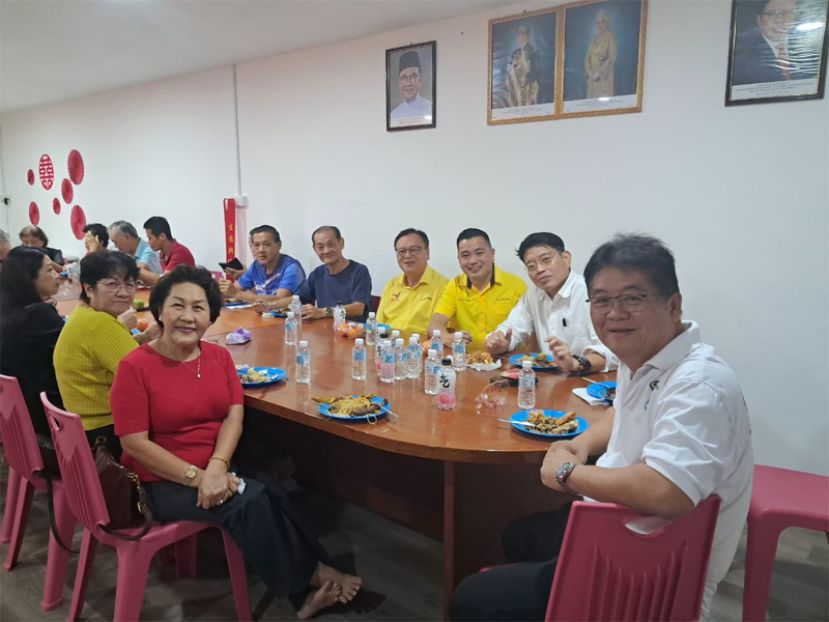 坐者左1为十哩社区安全及发展委员会主席甲心丹林应国，左2为峇都吉当区议员拿督罗克強，左3为十哩慈善社主席本固魯林应发。後排左起为十哩慈善社理事詹蘭、巴达旺市议员吴得瑜市議員、巴达旺市议员莊育华、許佩玉老師及巴达旺市议员林良纪及十哩慈善社委员刘应坡合照。