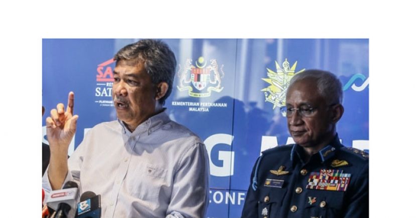 国防部长末哈山(左)向媒体发表谈话，右为武装部队总司令丹斯里阿芬提。