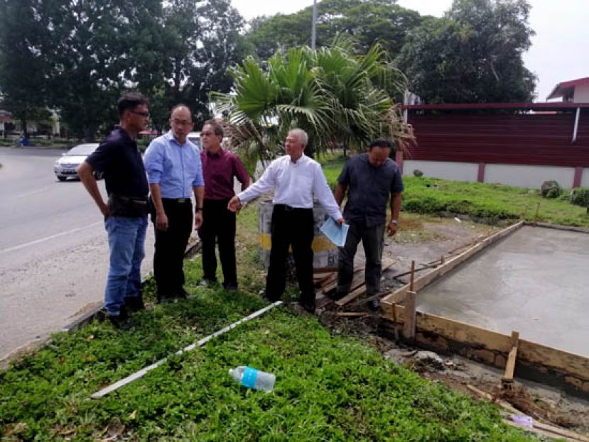 陈超耀与翁能辉(左二)等人勘查兴建电讯塔的地段。左；是敖阿章，中为陈福金市议员及陈立仁市议员。