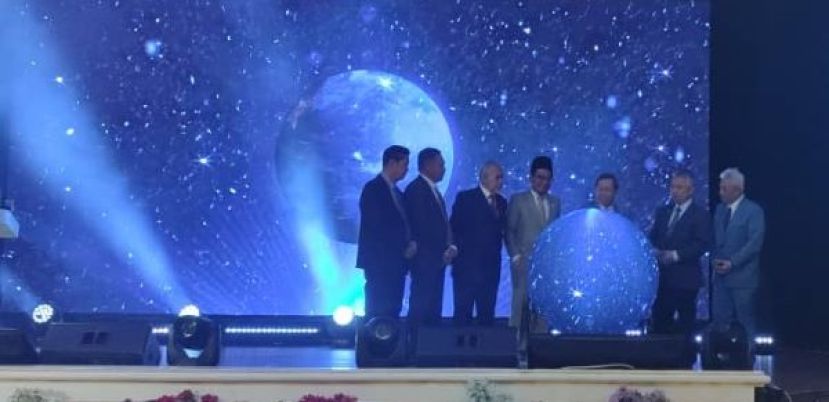 在众嘉宾的陪同下，代表砂总里阿邦佐出席2025年“监察专员日”的砂副总理拿督阿玛沈桂贤（右三）为活动主持推展礼时影。