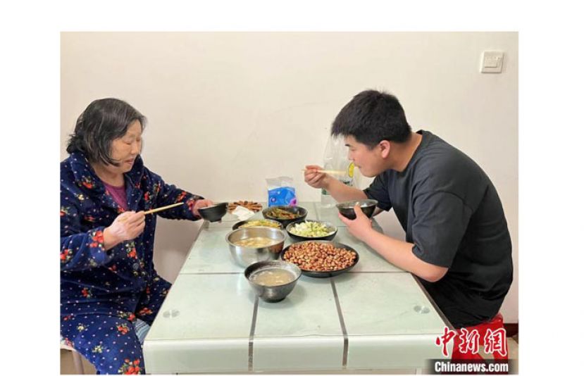 张蒙陪奶奶吃饭。