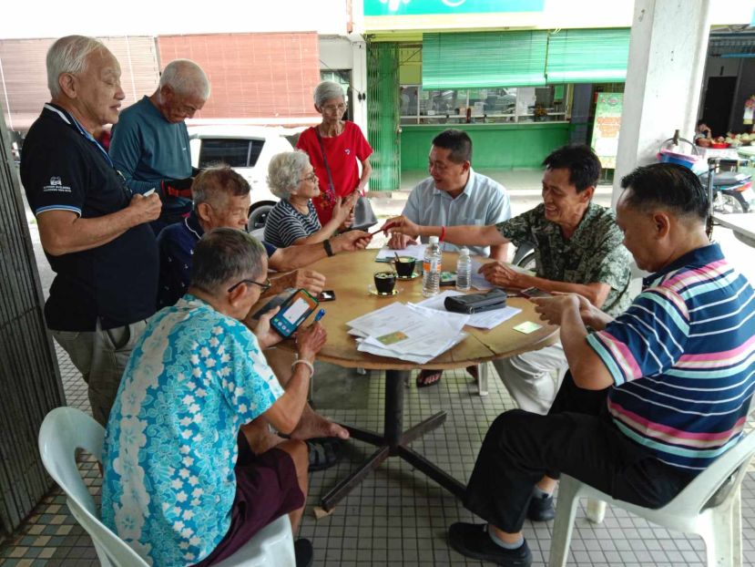 巴都林当区州立法议员施志豪(右3)与其人民服务中心团队成员正协助年长民众申请砂拉越政府提供的年度"年长者健康福利"500令吉配额。