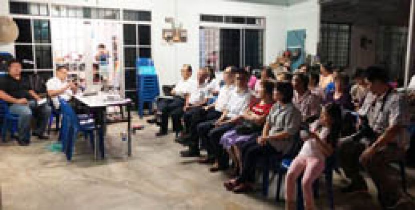 砂拉越人民联合党都东支部备战州选，在选区内举行人民小型集会。