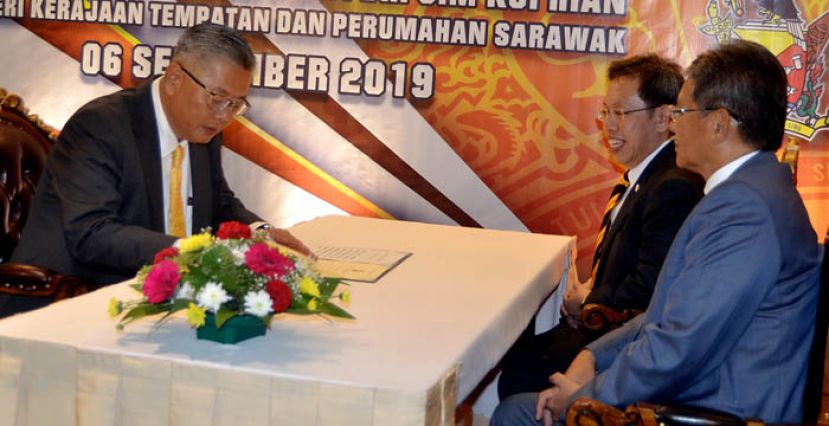 诗巫市议会主席 丁永豪（左）在砂房屋与地方政府部部长拿督沈桂贤和常务秘书巴克里再尼（右2及1）见证下，签署宣誓书。