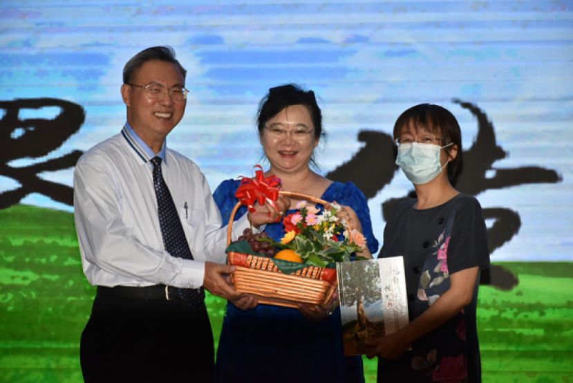 张光福与夫人刘丽玲（左一与左二）赠送礼篮予中国驻古晋总领馆宋长虹副总领事（右一）。