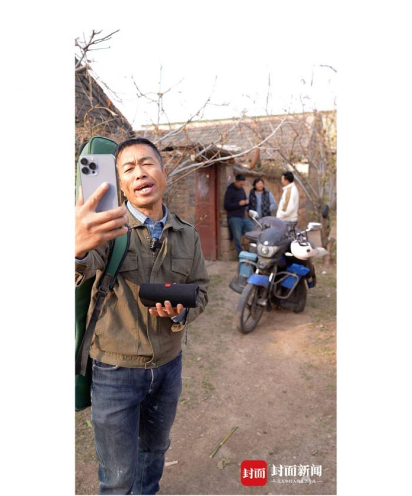 品大叔在录制自己的短视频。