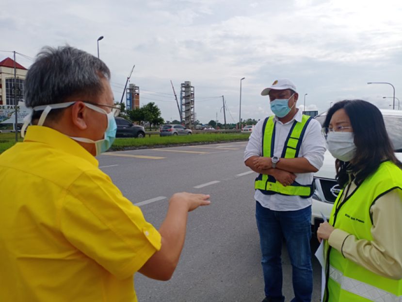 拿督斯里沈桂贤巡视即将进行提升工程的石角道路。